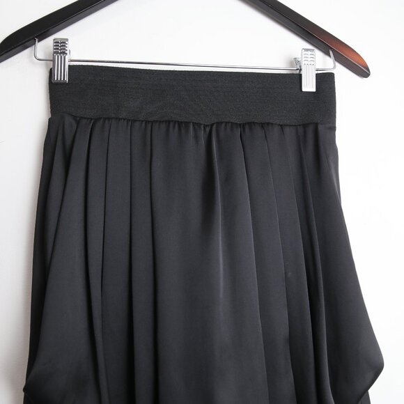 H&M High-Waisted Voluminous Ruffle Detailed Black Mini Elastic Skirt Size 4 - Picture 2 of 6